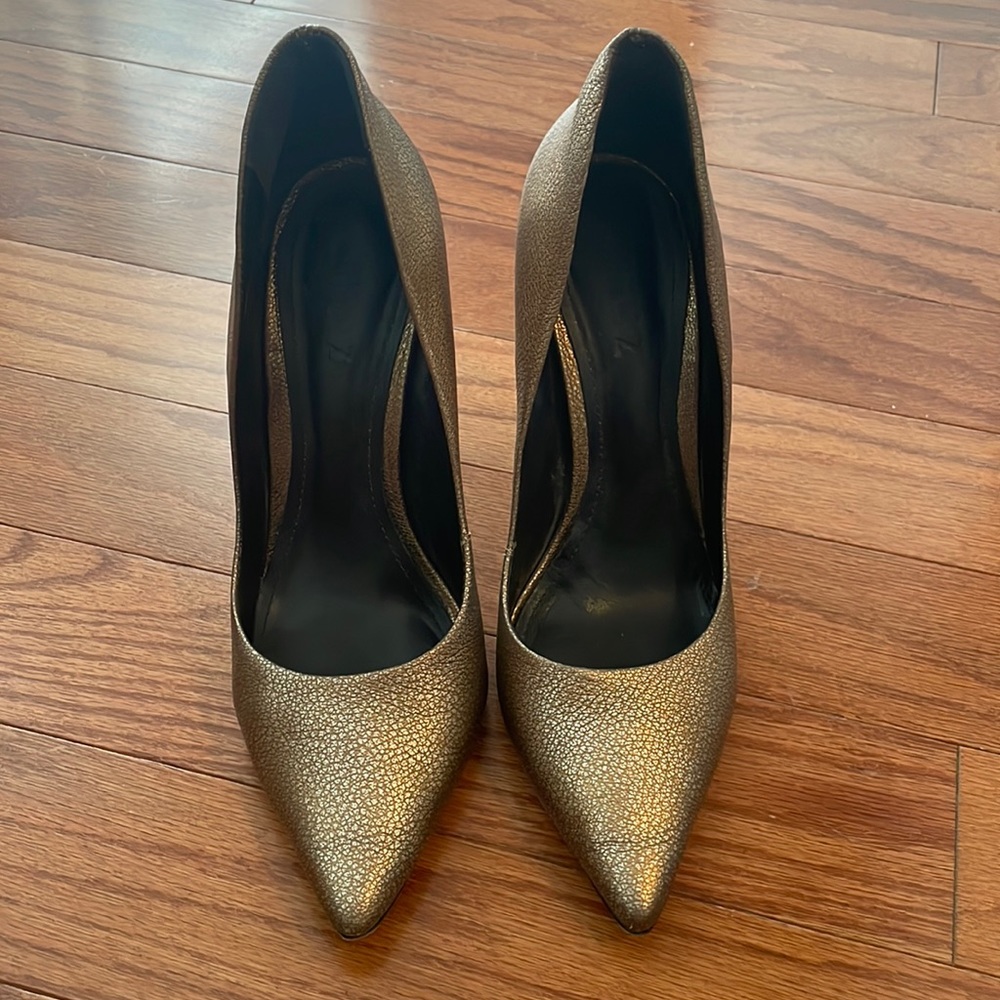 Schutz pumps in gold